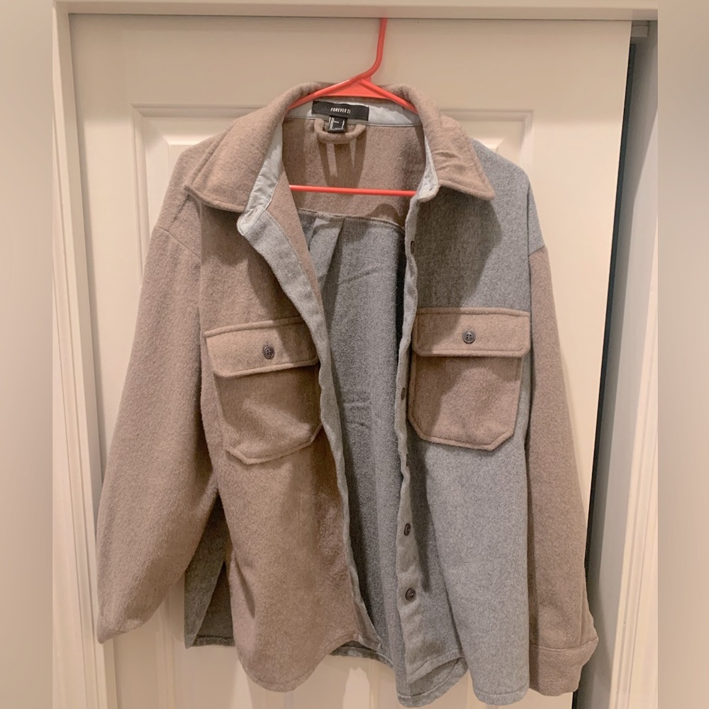 Forever 21 Colorblock Dolphin-Hem Shacket grey/taupe
